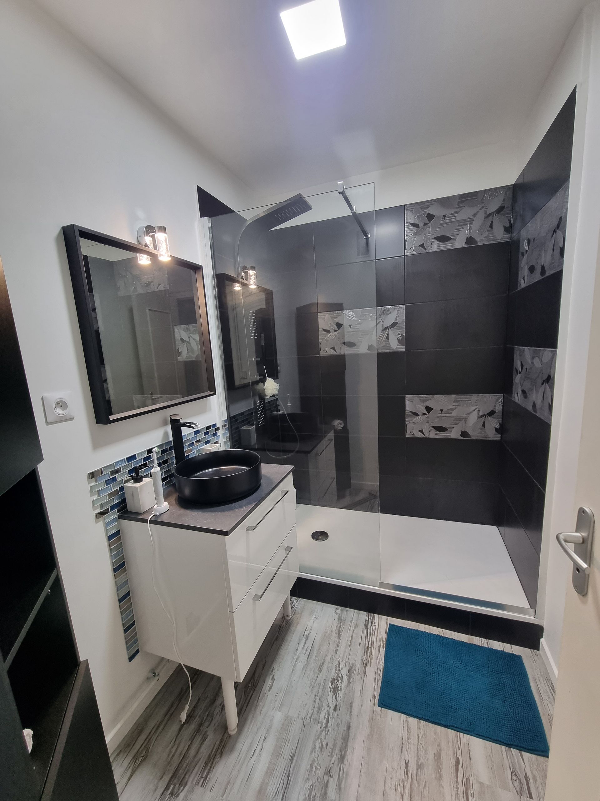 Salle de bains grise