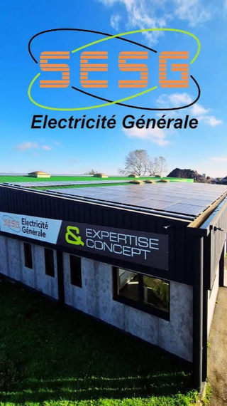 Électricien effectuant le câblage d'un tableau électrique ouvert avec des gants isolantsjaunes