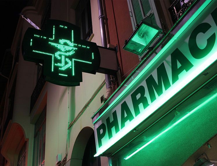 Devanture de pharmacie éclairée, de nuit