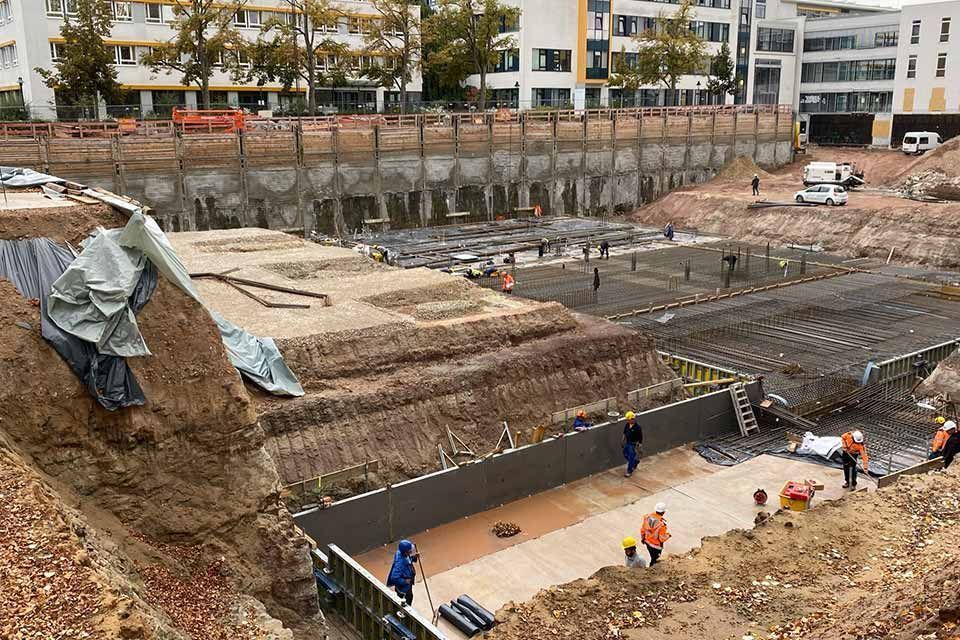 Mitarbeiter von Schulze + Lang Ing.-Büro für Bodenuntersuchungen prüfen Boden