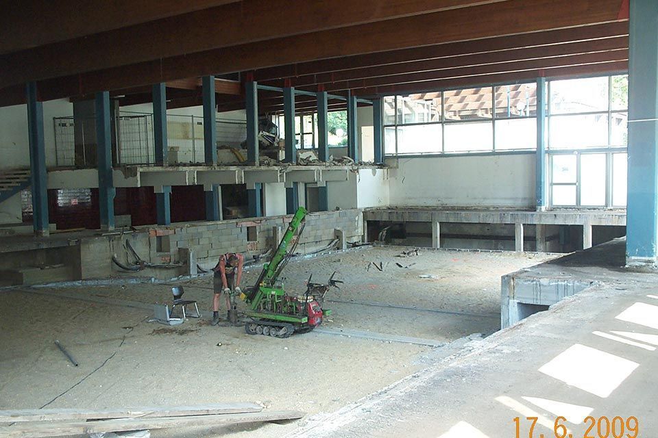 Schulze + Lang Ing.-Büro für Bodenuntersuchungen prüft Boden einer Halle