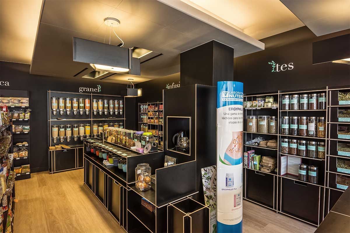 Una tienda llena de muchos estantes y un cartel que dice tres