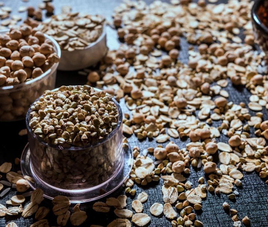 Hay muchos tipos diferentes de granos en la mesa.