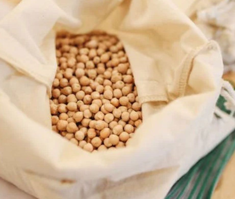 Una bolsa de garbanzos está sobre una mesa.