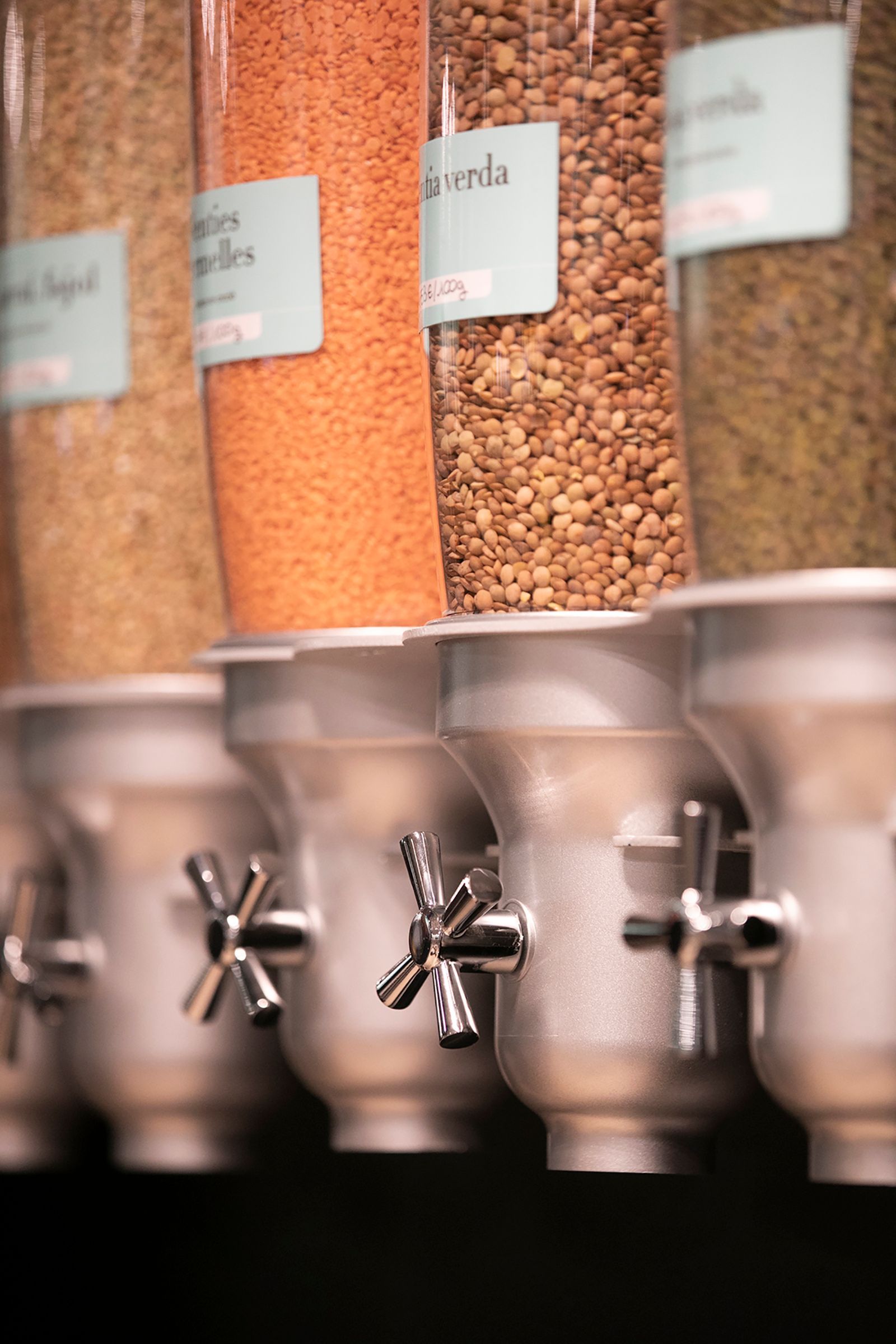 Una fila de contenedores llenos de diferentes tipos de granos.