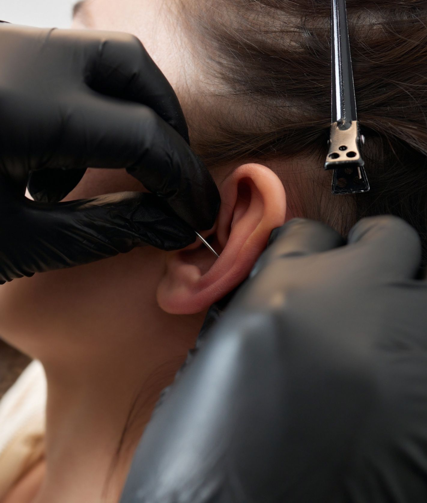 Una persona tiene un tatuaje de un dispositivo mecánico en su pierna.