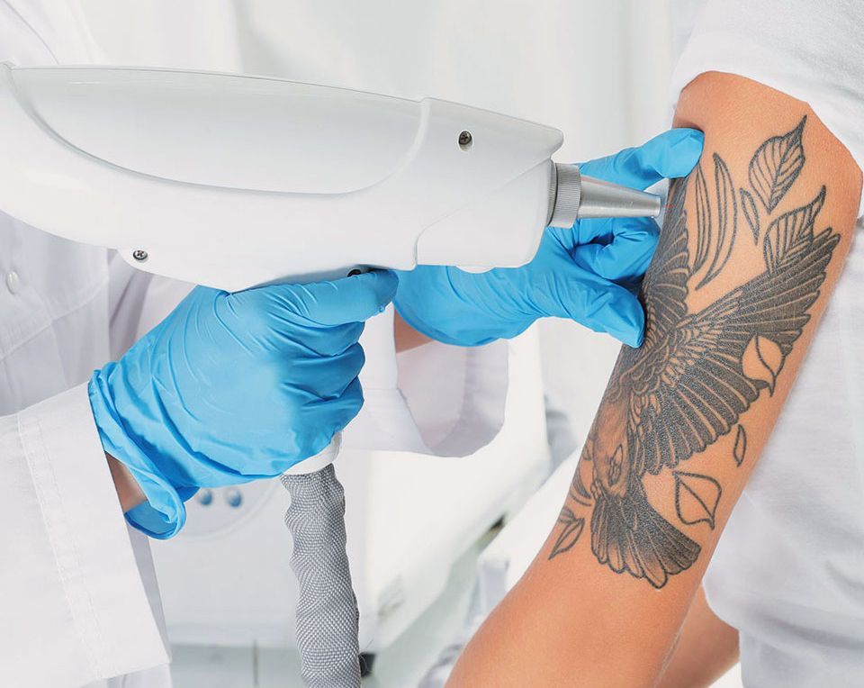 Una persona tiene un tatuaje de un dispositivo mecánico en su pierna.