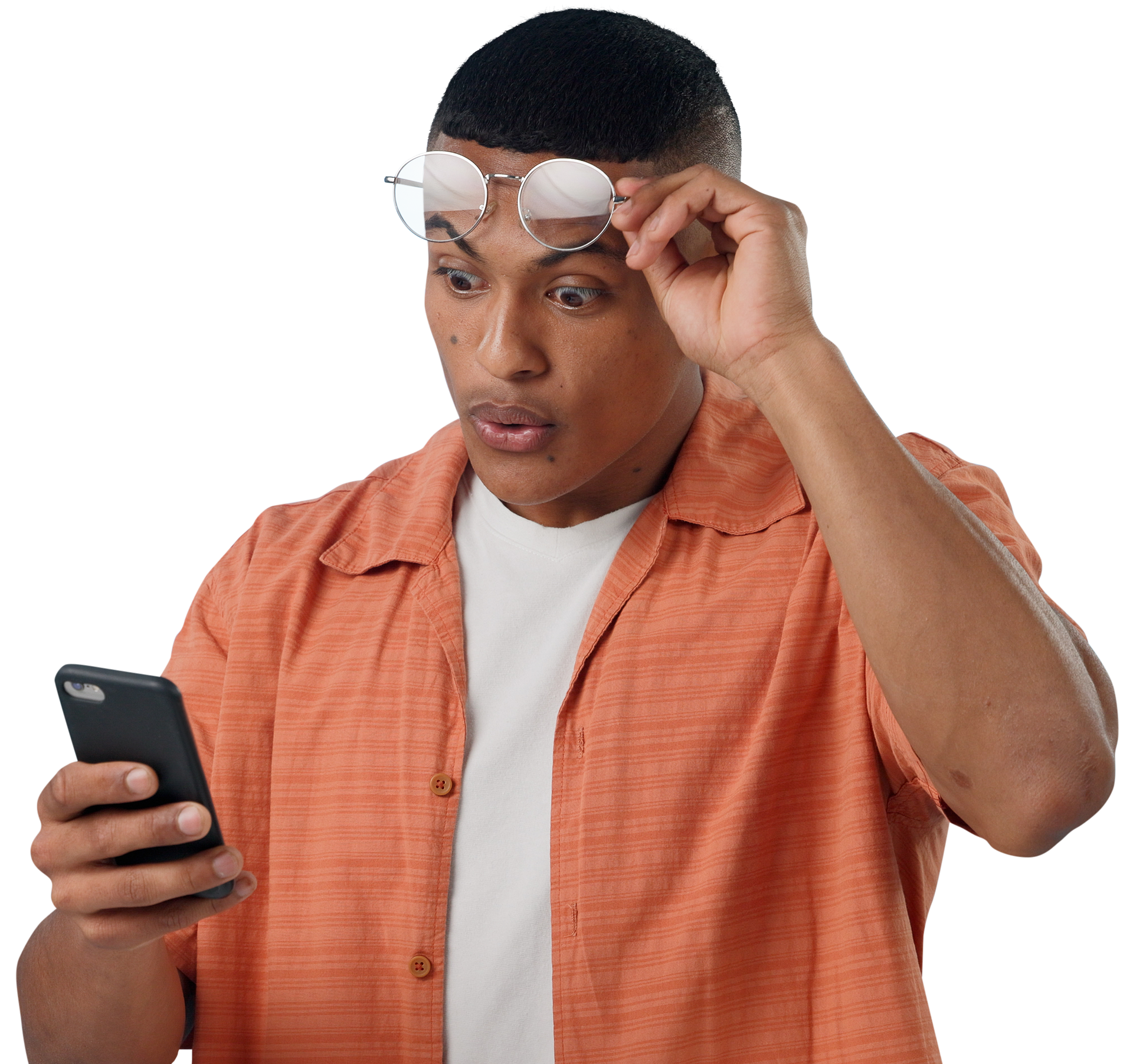 Un homme regardant son smartphone de manière surpris