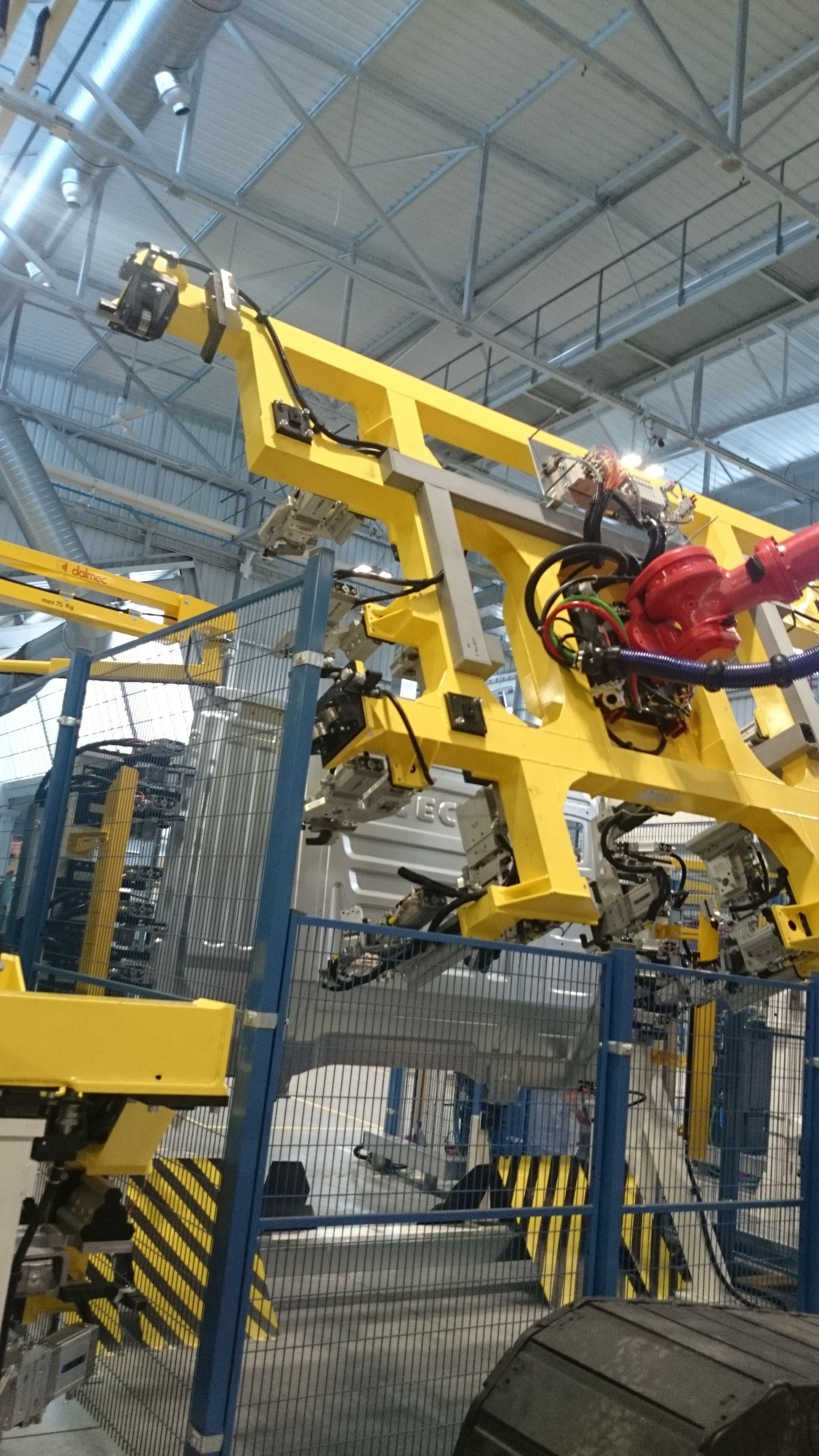 Un robot amarillo está trabajando en una máquina en una fábrica.