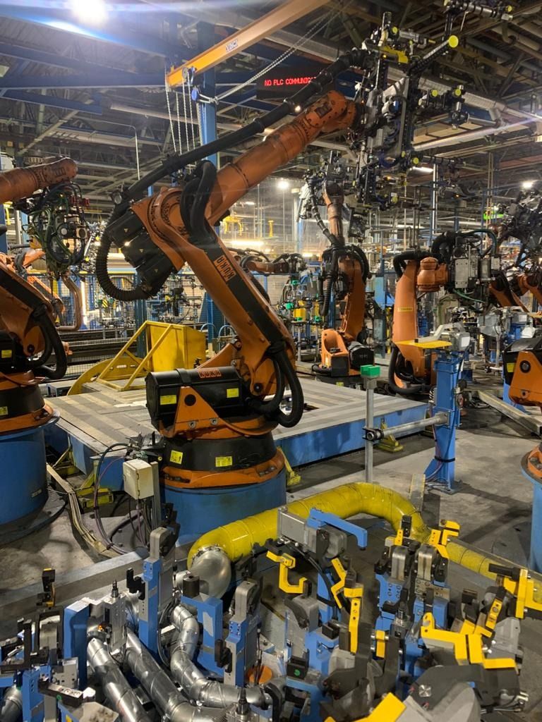 Un grupo de robots están trabajando en una fábrica.