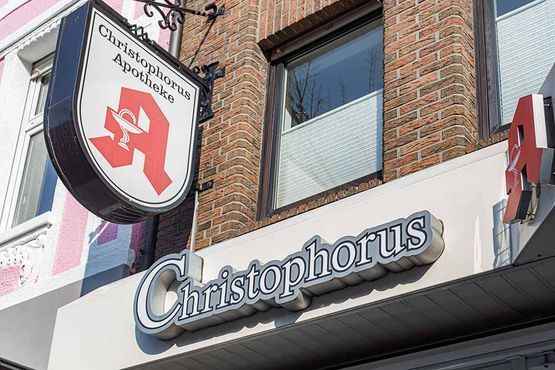 Ein Backsteingebäude mit einem Schild mit der Aufschrift „Christophorus“ darauf.