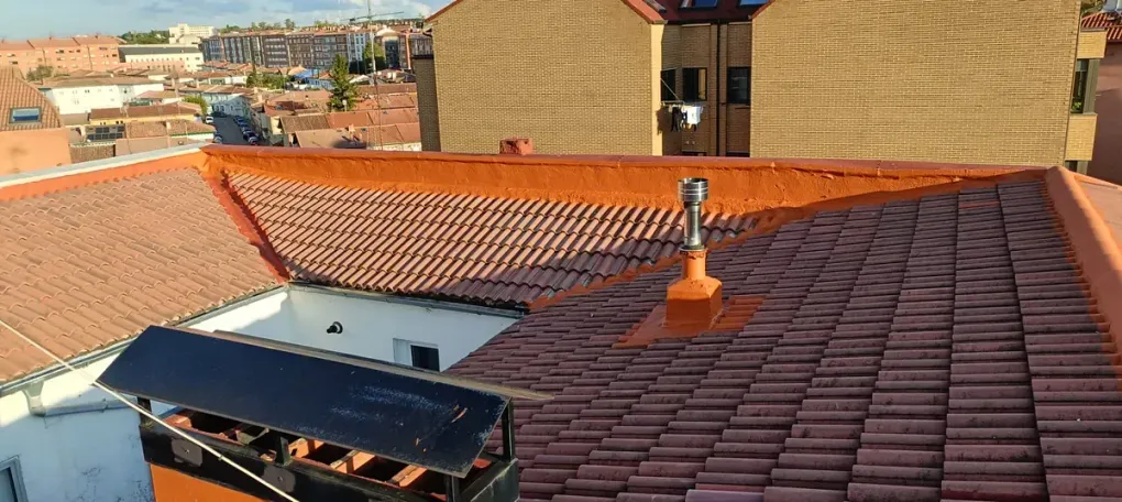 Una vista aérea de un techo con un panel solar.