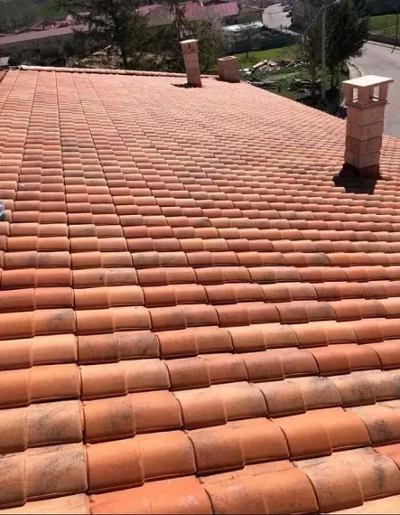 Un tejado con muchas tejas y chimeneas.
