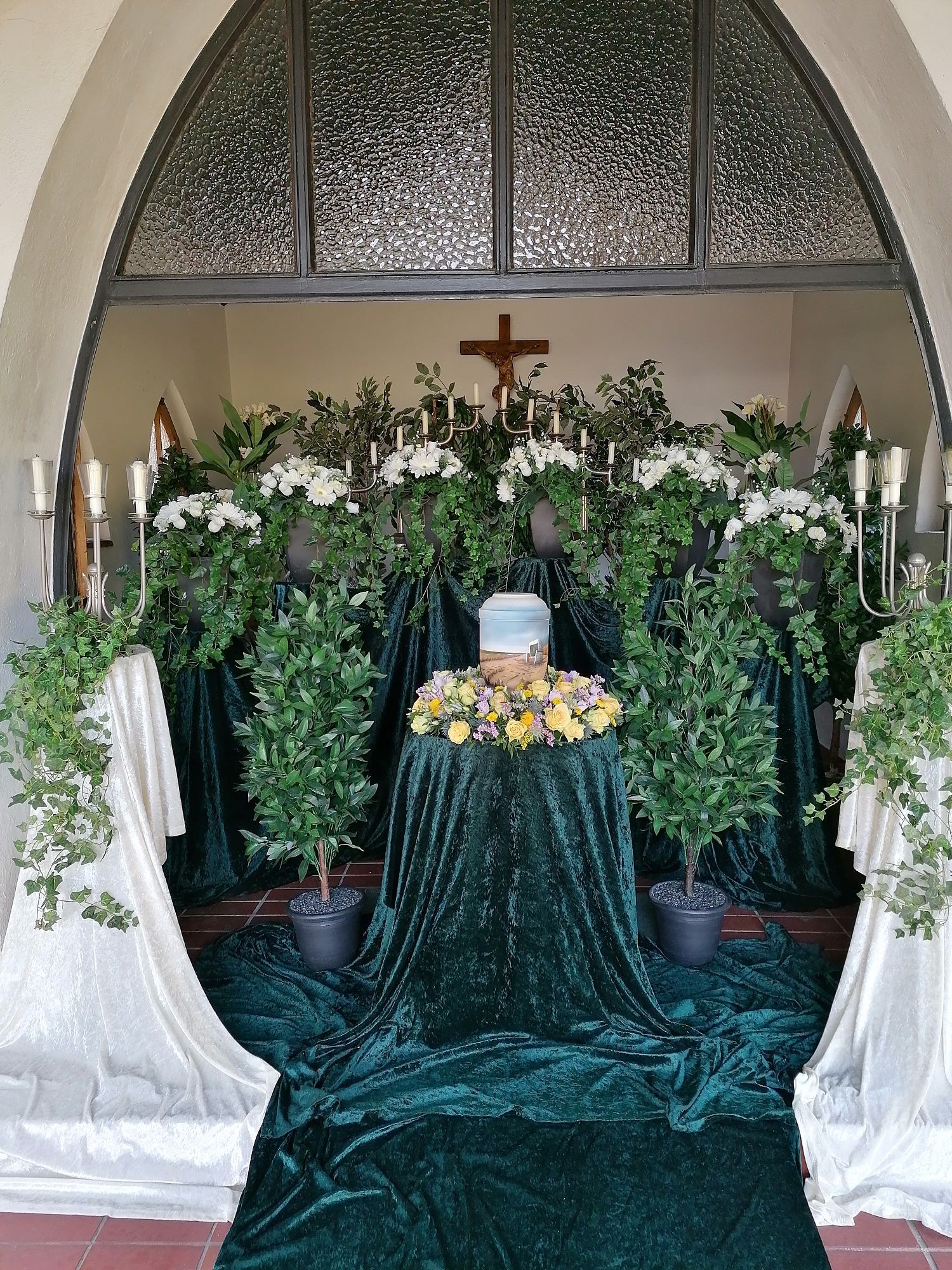 Geschmücktes Urnengrab