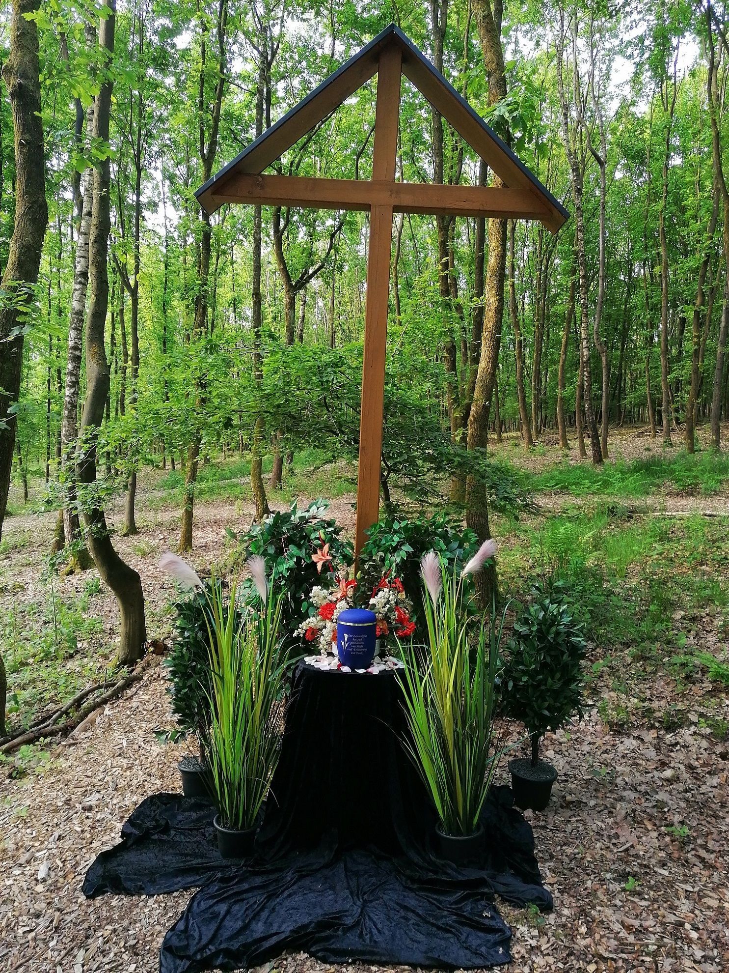 Geschmücktes Urnengrab