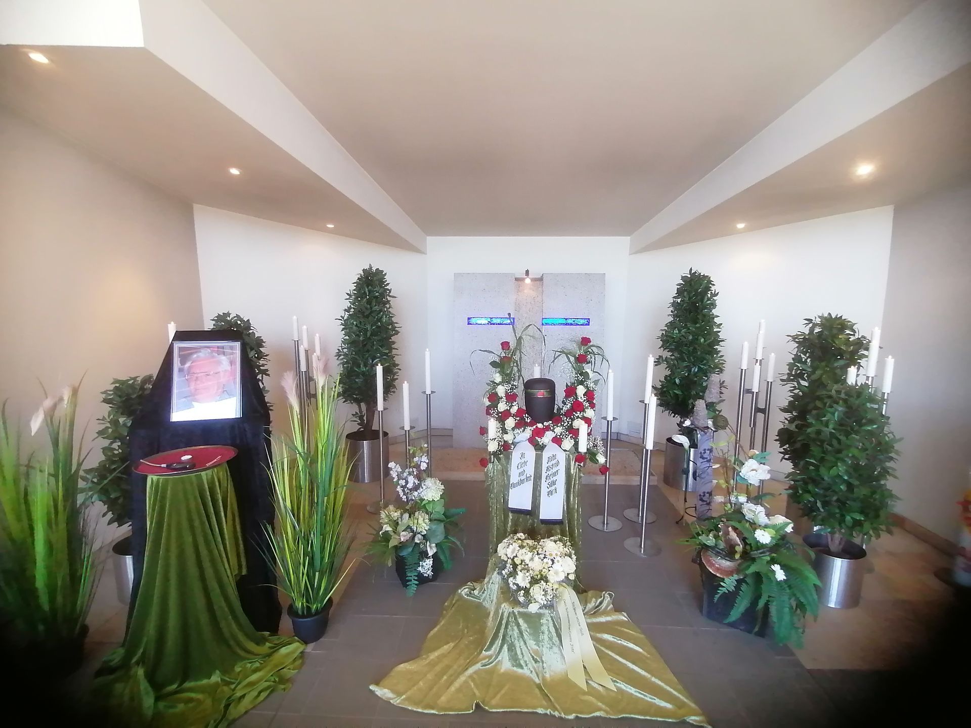 Dekorierte Trauerhalle