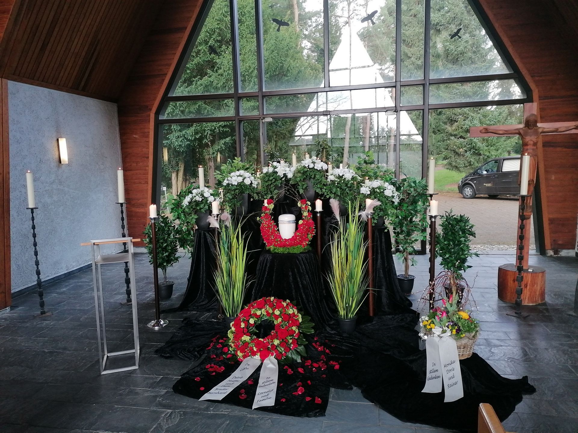 Dekorierte Trauerhalle