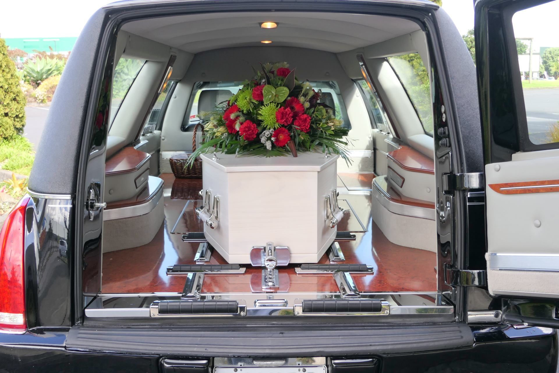 Verstorbenenüberführung mit Blumen