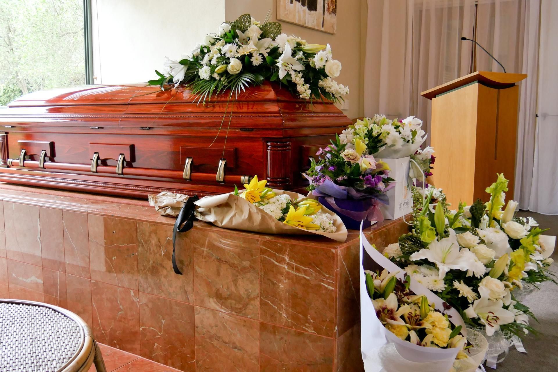 Trauerfeier mit Blumen