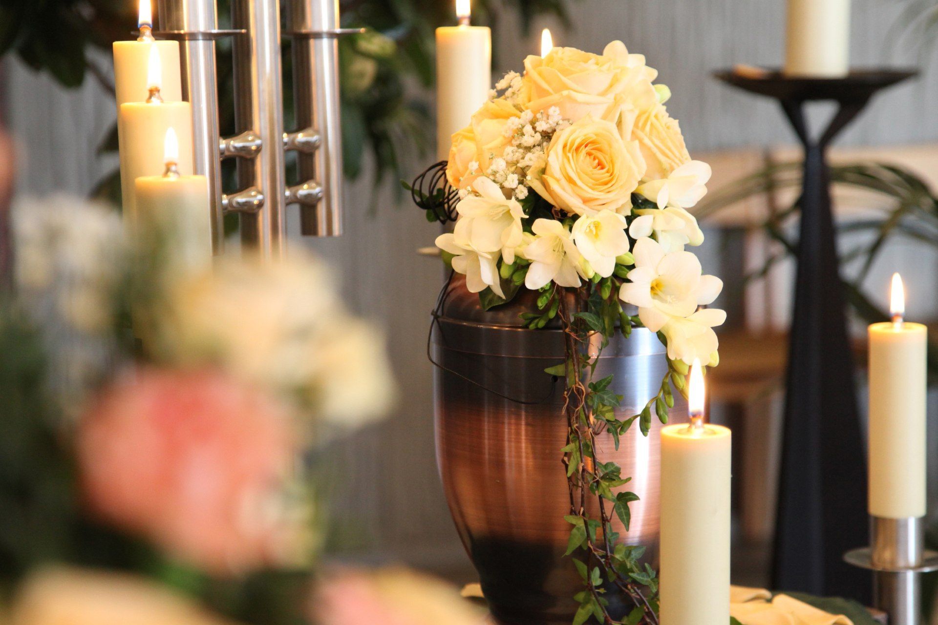 Dekoration mit Blumen bei einer Bestattung