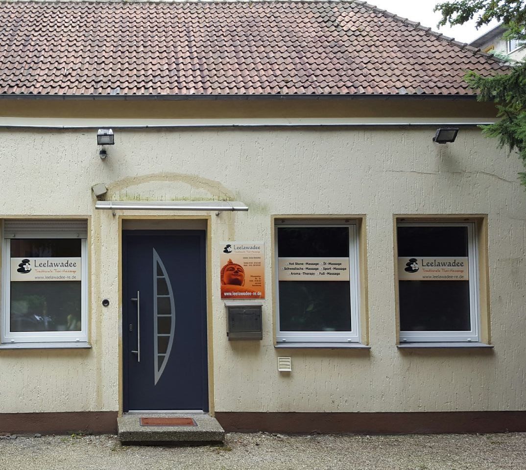 Detailansicht des Eingangs mit Firmenschild an der Fassade