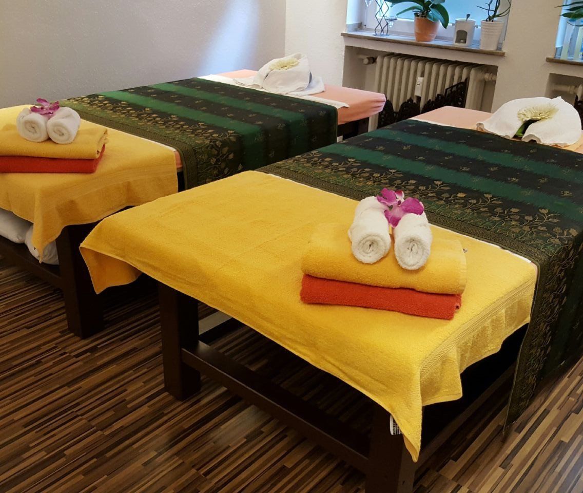 Partnermassage – zwei Liegen in einem Raum