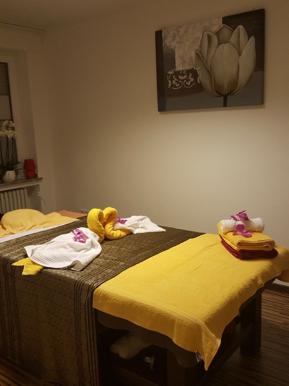 Massageliege in einem gemütlichen Raum