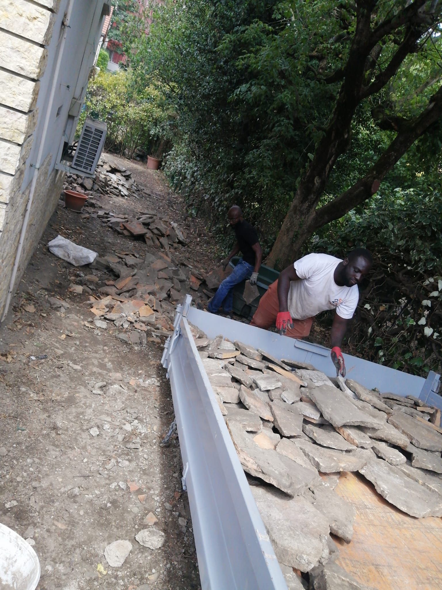 Remorque chargée de pierres pour des travaux d'aménagement 