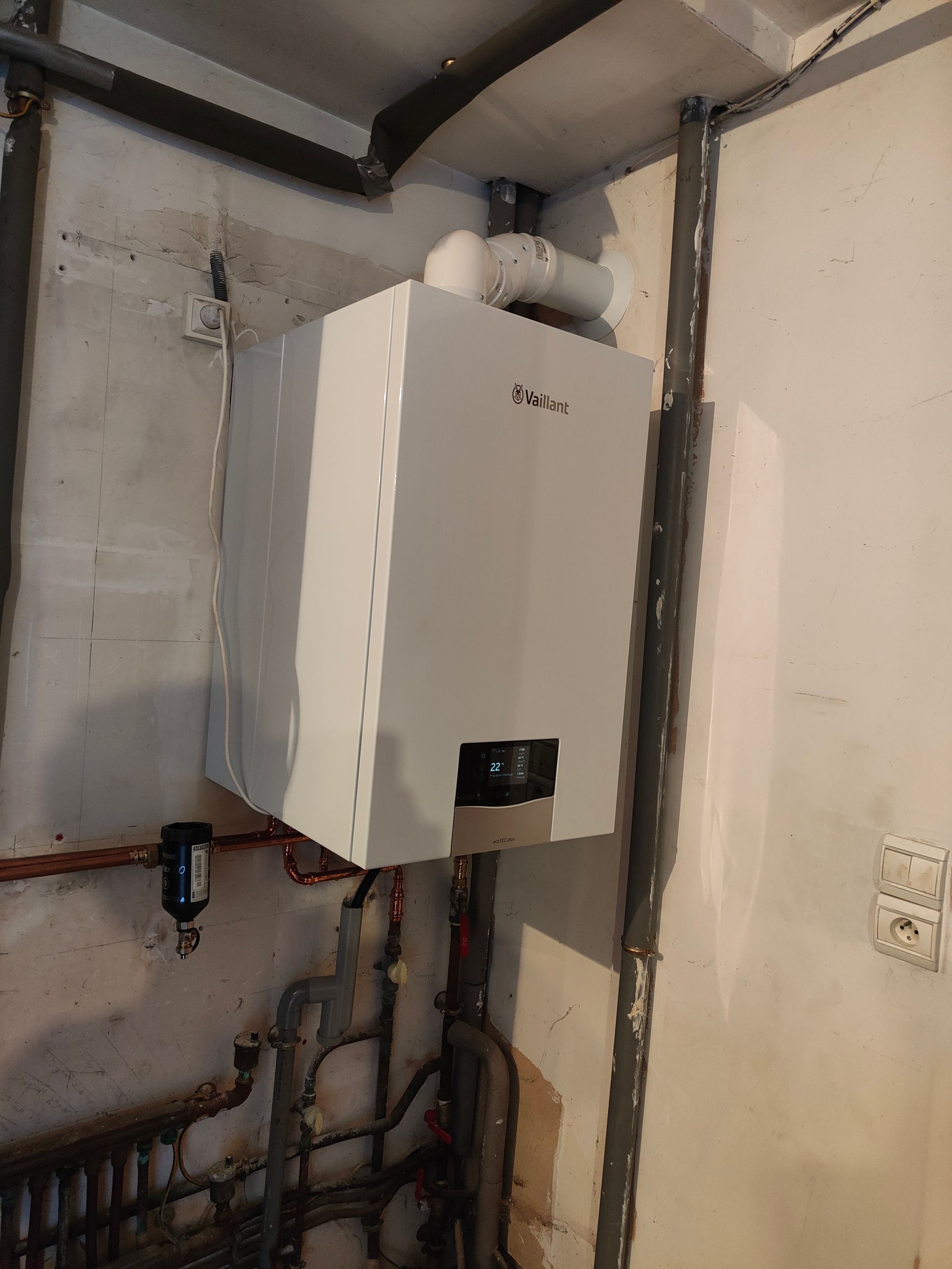 Chaudière au gaz Vaillant dans une cave