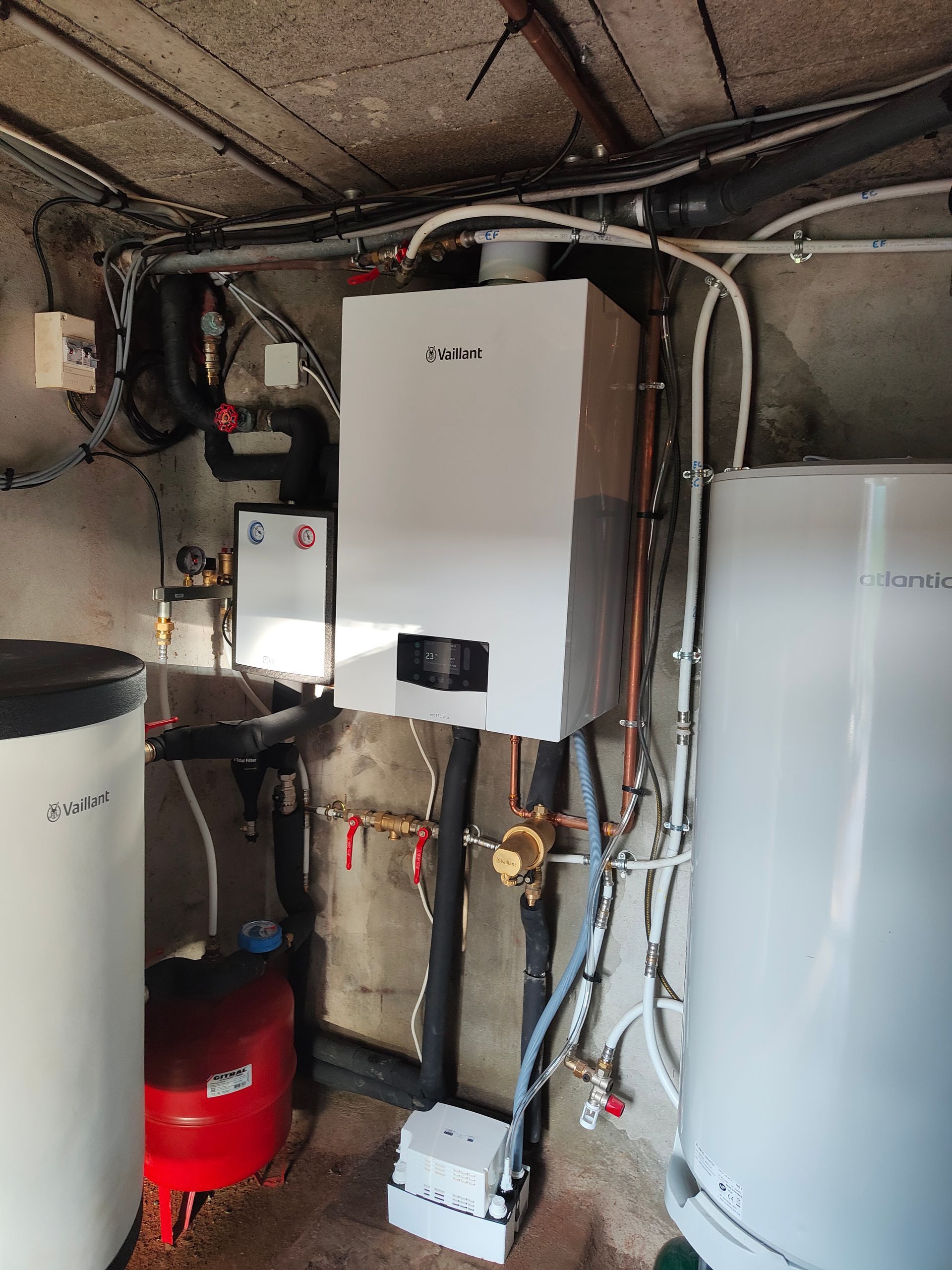 Chaudière au gaz Vaillant installée proche d'un ballon d'eau chaude