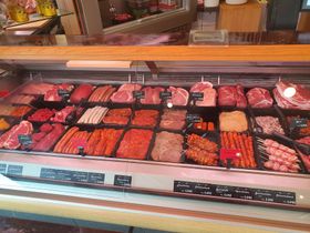 Fleischwaren auf einem Teller
