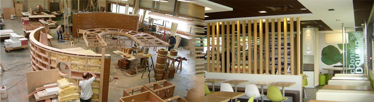 Chantier et intérieur fini : structures en bois, ouvriers et salle à manger moderne.