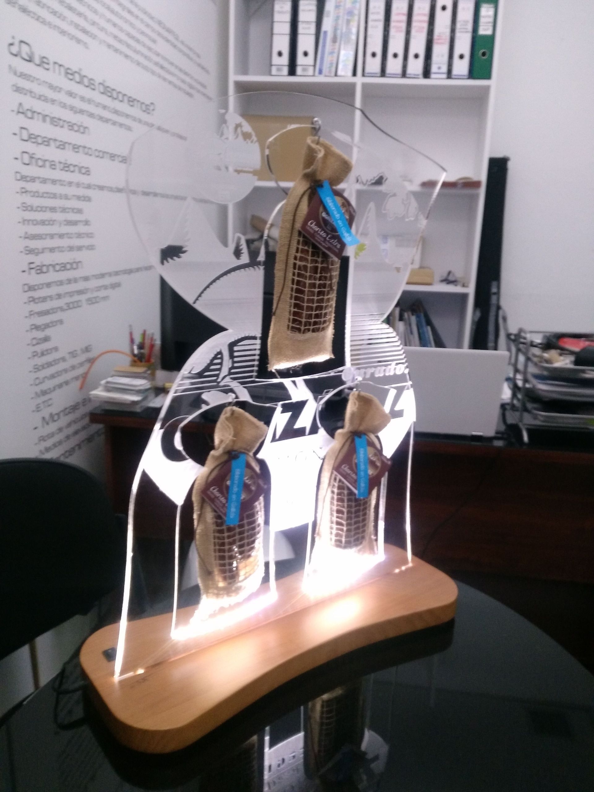 Una pantalla iluminada con una bolsa que dice 'Snickers'.