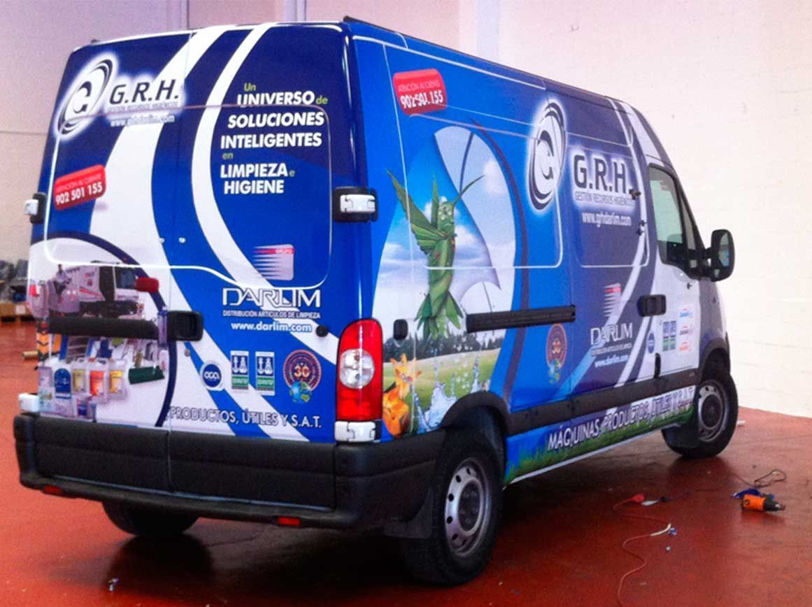 Una camioneta azul y blanca con grh escrito en la parte trasera