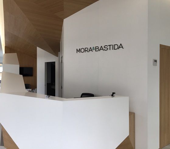 Una pared blanca con la palabra mora bastida escrita en ella