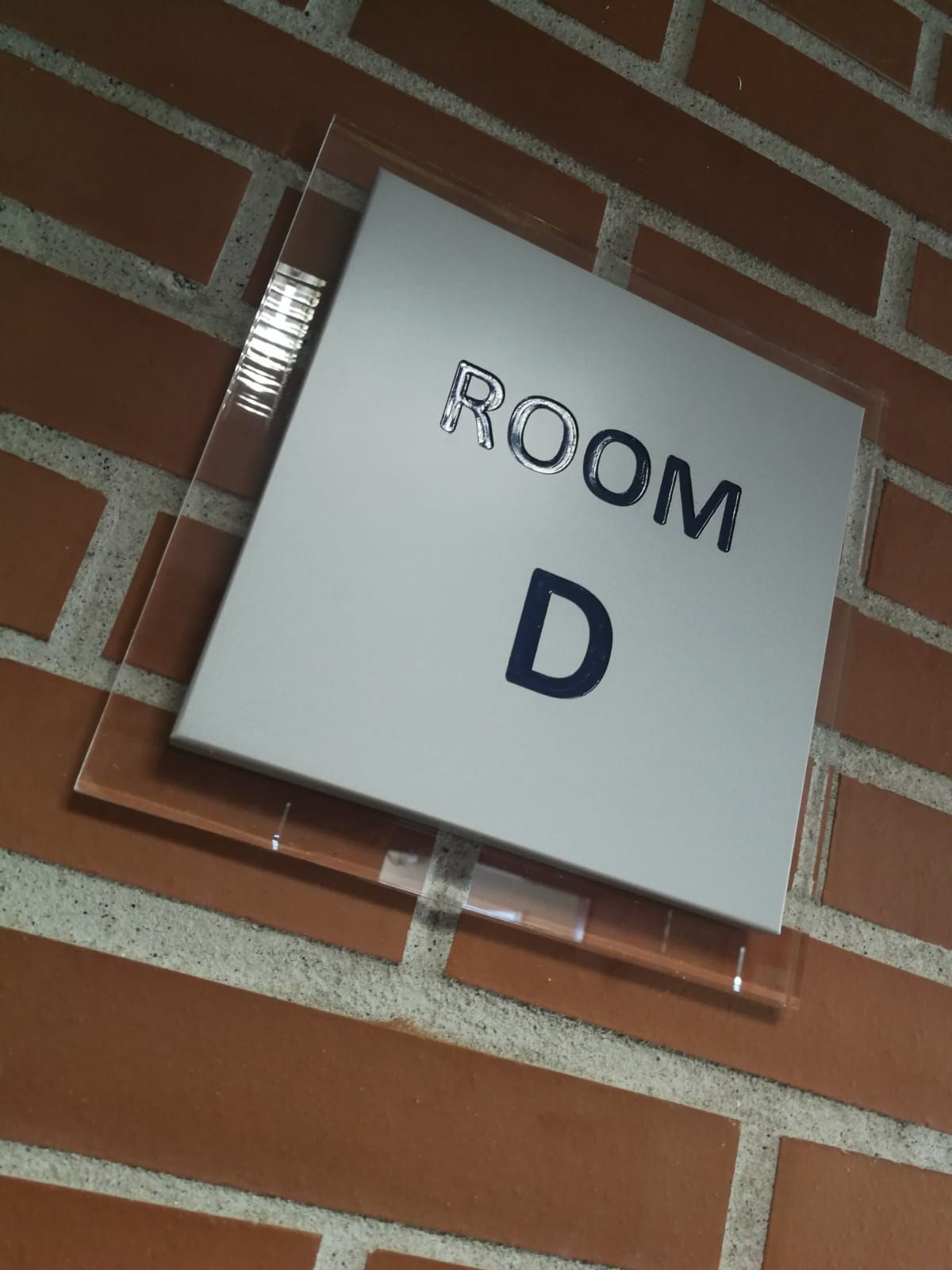Un cartel en una pared de ladrillos dice habitación d