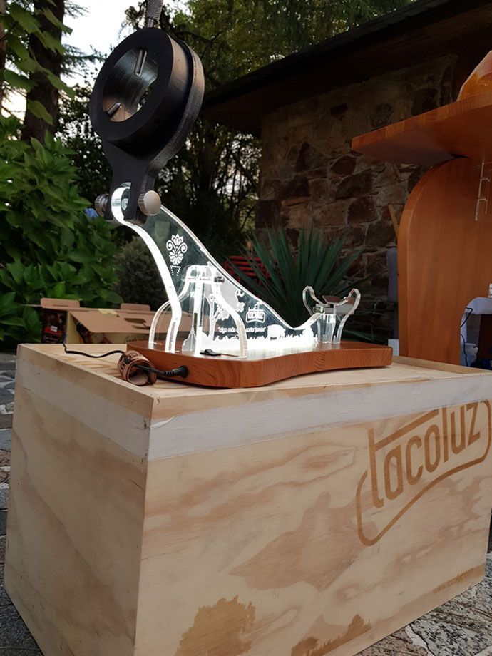 Una caja de madera con la palabra locoluz escrita en ella