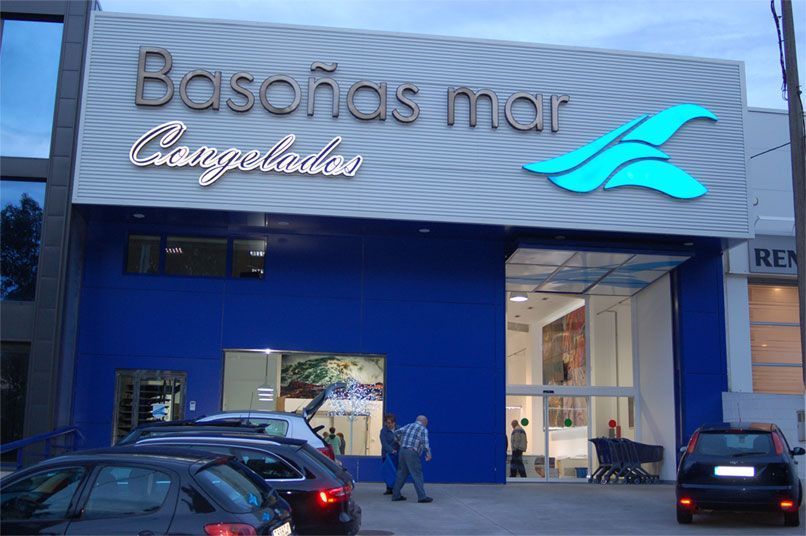Los coches están aparcados delante de un edificio que dice basoñas mar congeladas
