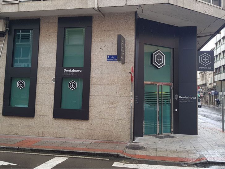 Un edificio en la esquina de una calle de la ciudad