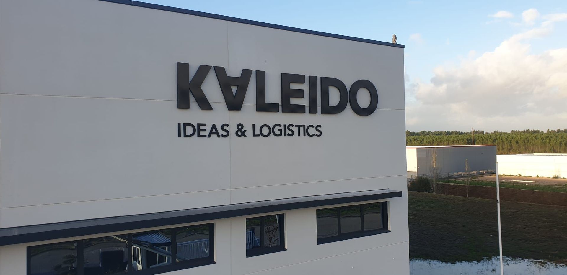 Kyleido Ideas y Logística está escrito en el costado de un edificio.