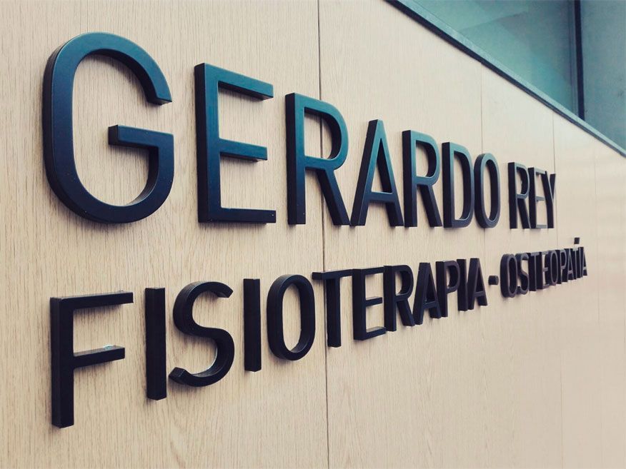 Un cartel que dice Gerardo Rey.