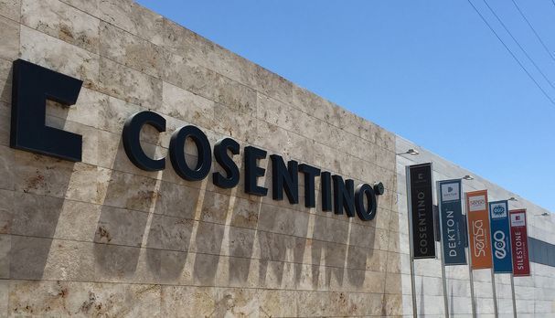 Un edificio con la palabra cosentino.