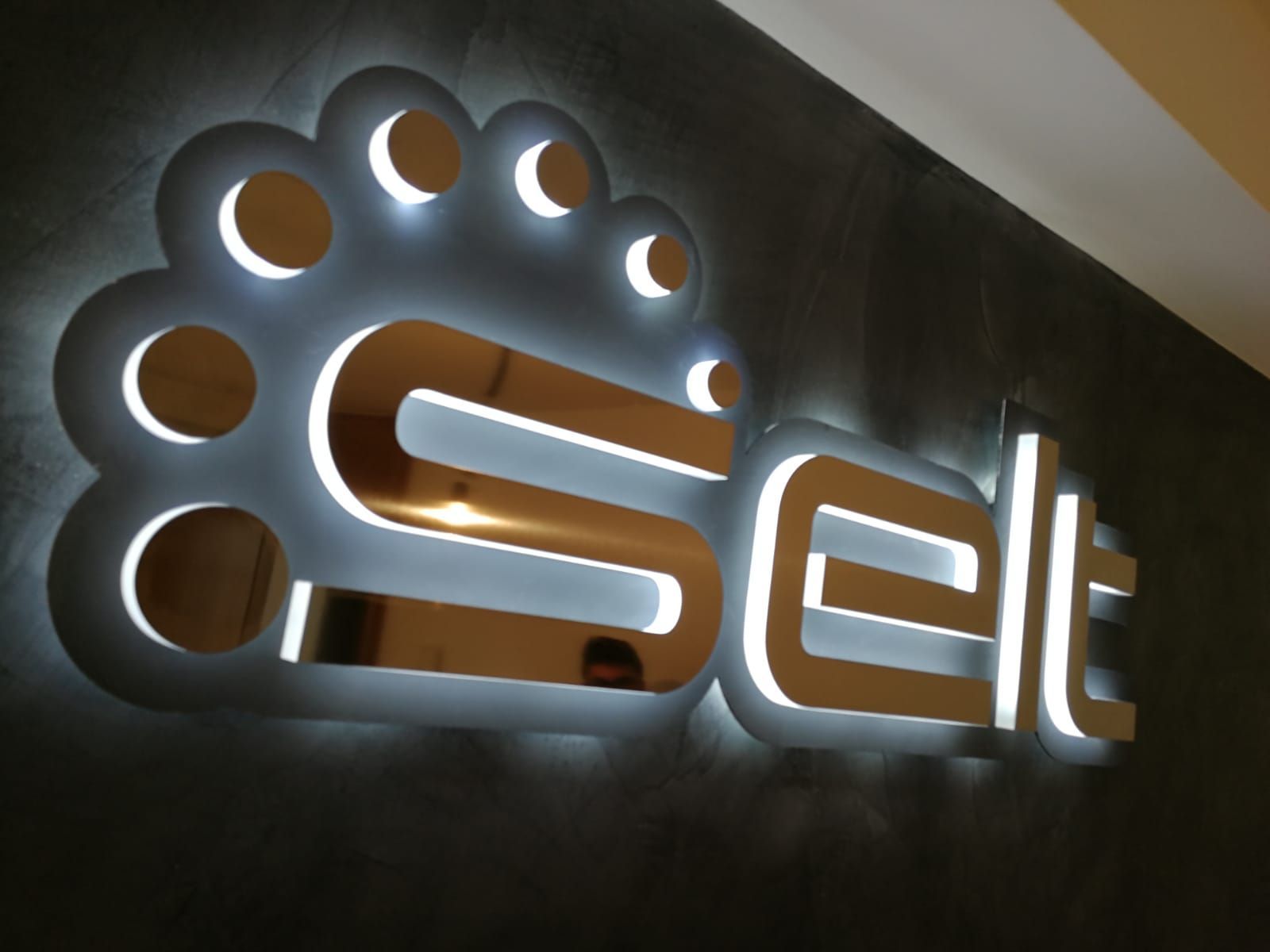 Un cartel que dice 'selt' está iluminado