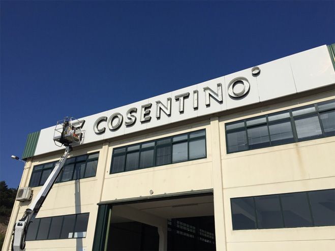 Un gran edificio con un cartel que dice