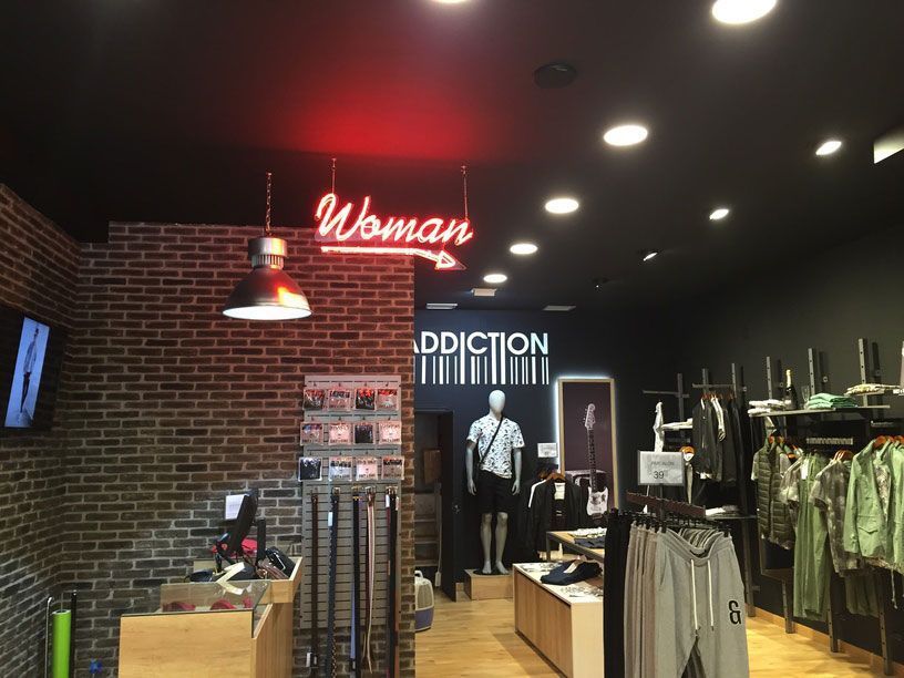Una tienda de adicciones para mujeres con un letrero de neón colgando del techo.