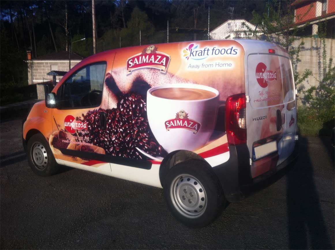 Una camioneta que tiene una imagen de una taza de café.