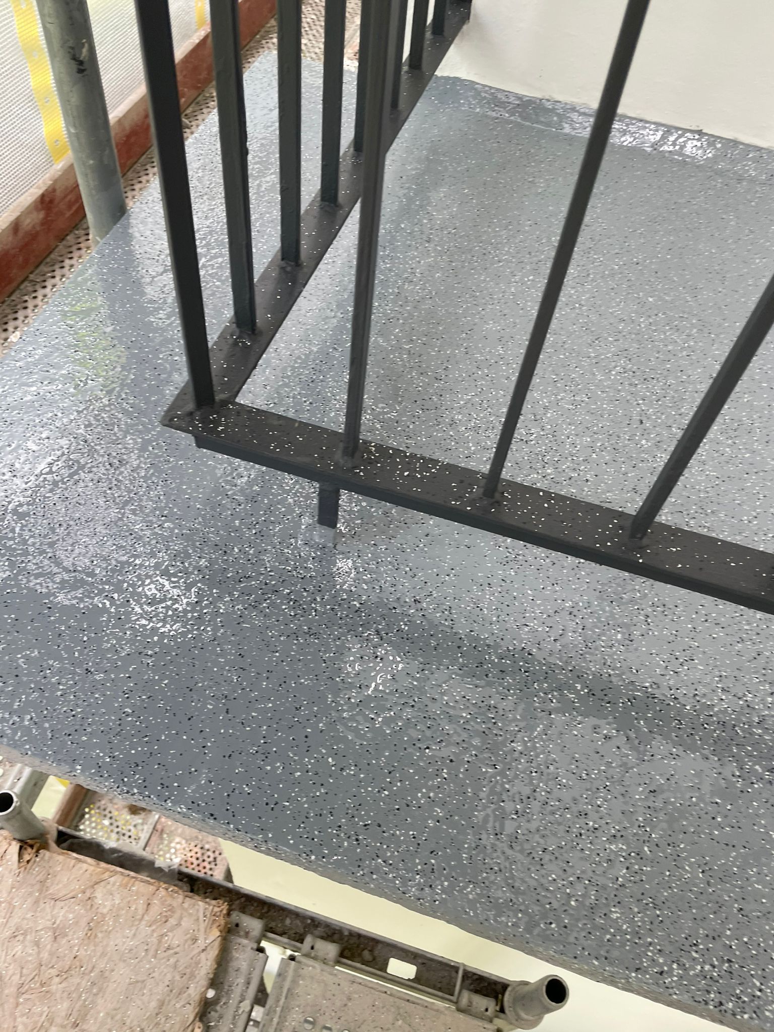 Eine Nahaufnahme einer Treppe mit einem Metallgeländer.