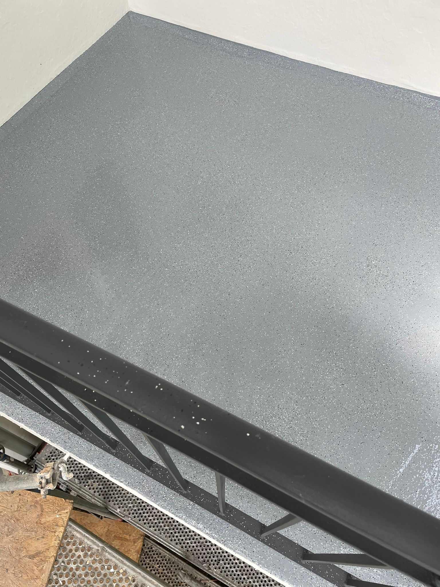 Eine Nahaufnahme einer grauen Arbeitsplatte mit schwarzem Rahmen.