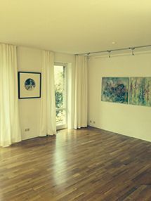 An der Wand im Wohnzimmer hängen zwei Gemälde.