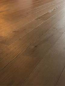 eine Nahaufnahme eines Holzbodens in einem Raum.